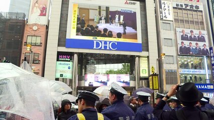 Súditos assistem à abdicação de imperador japonês