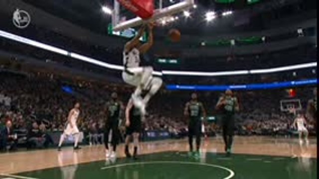 لقطة: كرة سلّة: تمريرة طويلة تصل إلى جيانس ويُحولها إلى سلّة ساحقة