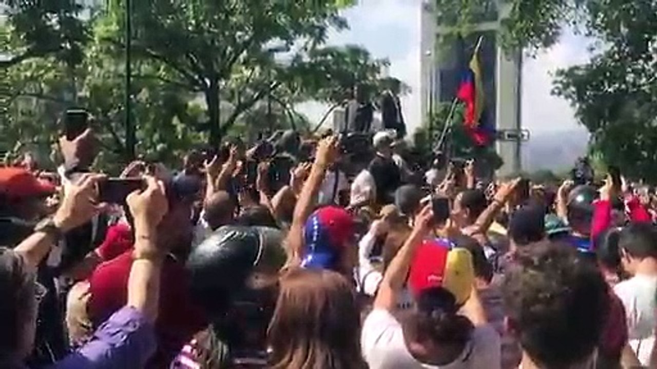 REBELIÓN EN VENEZUELA El Pdte Guaidó ahora en la Plaza Altamira de Caracas