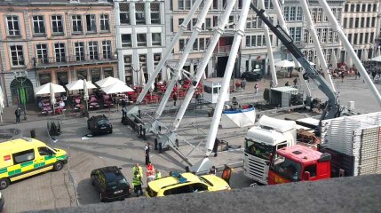 Chute lors démontage de roue sur la place de Mons.Video Eric Ghislain
