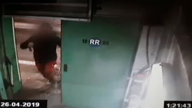 Espectacular persecución policial termina con la huída a pie de los tres ladrones que asaltaron un bar