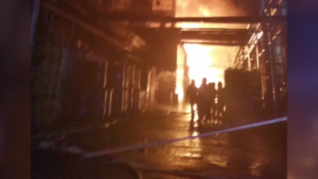 군포 페인트 제조 공장 화재...바람 불지 않아 불길 빨리 잡혀 / YTN