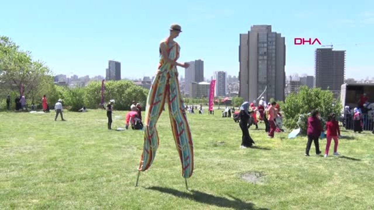 İstanbul Bağcılar'daki "Geleneksel Uçurtma Festivali'nde Renkli Görüntüler Oluştu