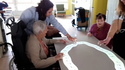Démonstration de la "table magique" à l'EHPAD d'Evron en Mayenne. Jeu de stimulation pour des résidents qui souffrent de sérieux troubles cognifits