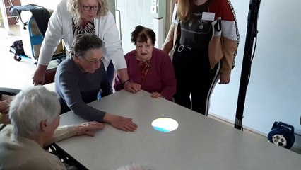 Jeu de ballon lors de la démonstration de la "table magique" à l'EHPAD d'Evron en Mayenne. Les résidents et les soignants s'amusent beaucoup.
