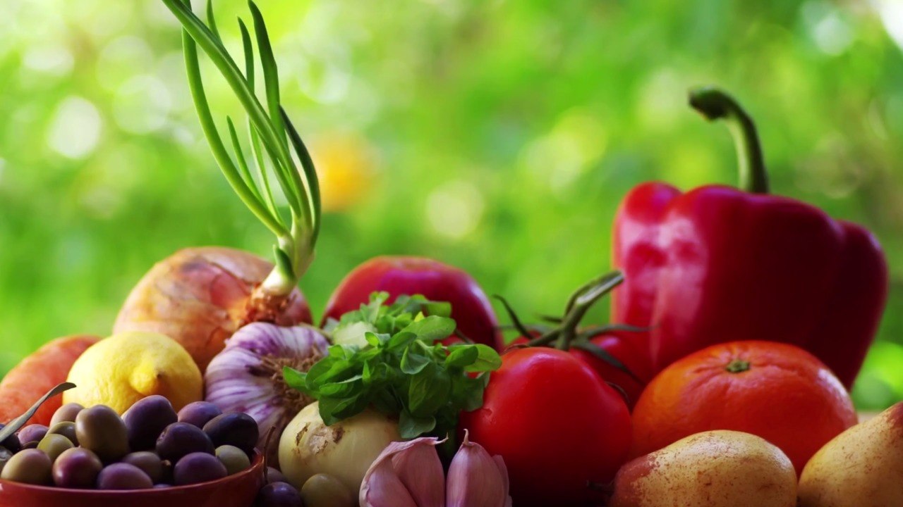 Mediterranean Diet Deters Overeating and Boosts Gut Health