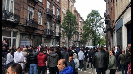 La police disperse les quelque 250 personnes rassemblées devant l’école communale 1 de Schaerbeek
