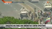 Furgones militares atropellan a varios manifestantes en Caracas