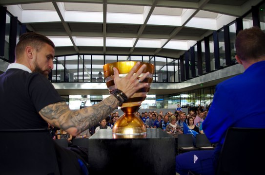 Cinq joueurs du Racing Club de Strasbourg à Obernai (chez Hager) avec la Coupe de la Ligue