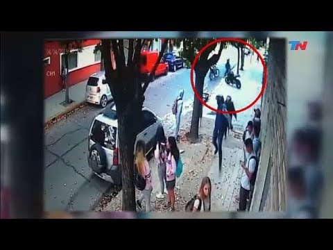 Motochorros, pánico y tiros en la puerta de una escuela