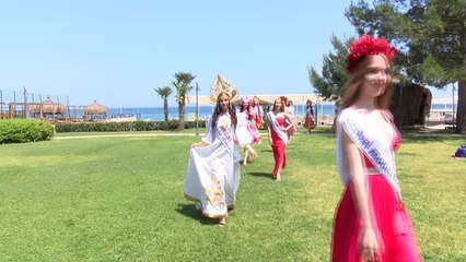 Antalya Güzeller Geleneksel Kıyafetlerle Poz Verdi