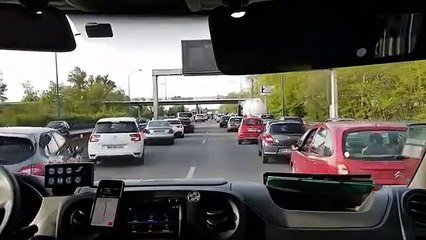 Un motard aide une ambulance dans les bouchons (Toulouse)