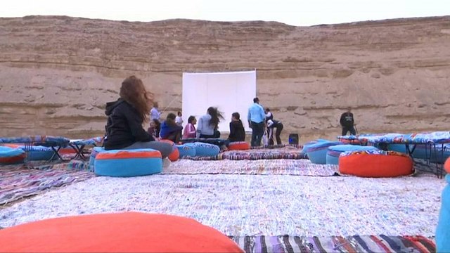 صحراء مصر تتحول إلى دور سينما لزوارها