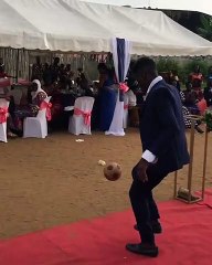 Cet homme fait une excellente chorégraphie avec un ballon. Magnifique !