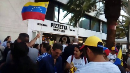 Protesta contra Nicolás Maduro en el consulado venezolano de Santa Cruz de Tenerife
