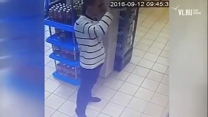 Un Russe descend une bouteille de vodka dans un magasin... Tranquille