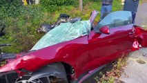 Il filme l'état de sa voiture Mustang explosée après une sortie de route