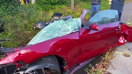 Il filme l'état de sa voiture Mustang explosée après une sortie de route