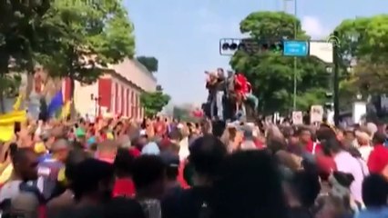 Venezuela'da darbe girişimine karşı çıkan halk sokaklarda - CARACAS