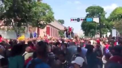 Venezuela'da Darbe Girişimine Karşı Çıkan Halk Sokaklarda