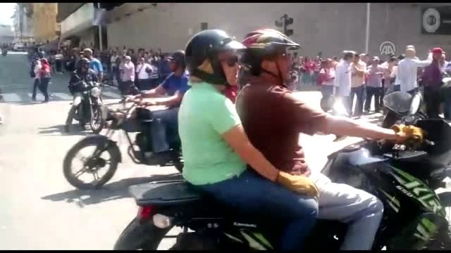 Venezuela'da Darbe Girişimi - Maduro Destekçileri Sokakta