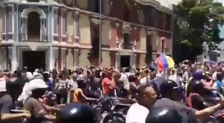 Venezuela'da Maduro taraftarları etten duvar ördü