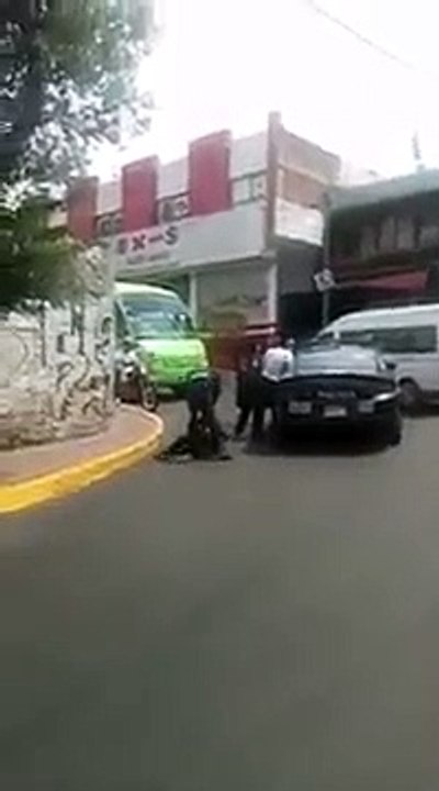 Polis golpean a presuntos asaltantes en Cuajimalpa