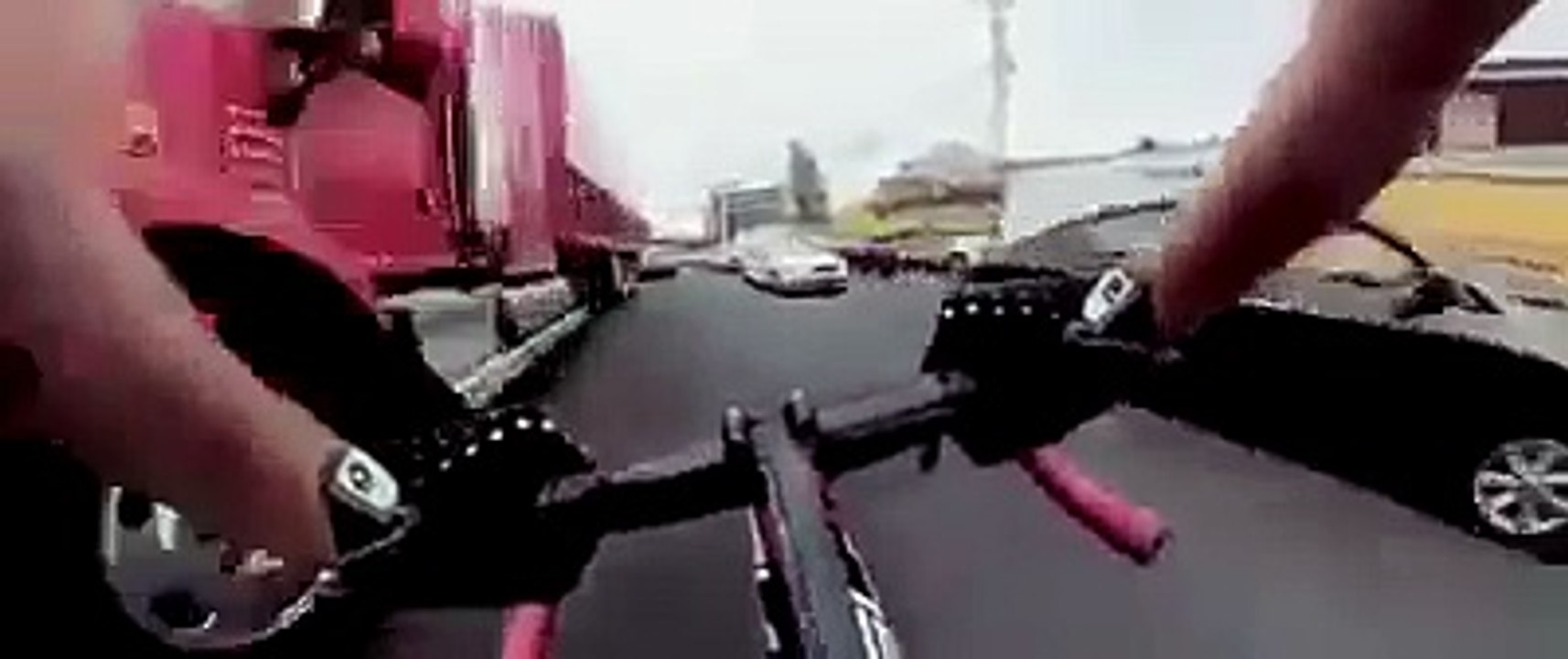 Ciclista de Cuajimalpa baja en sentido contrario del transito