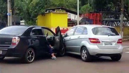 Após colisão, trânsito fica lento em cruzamento no Centro