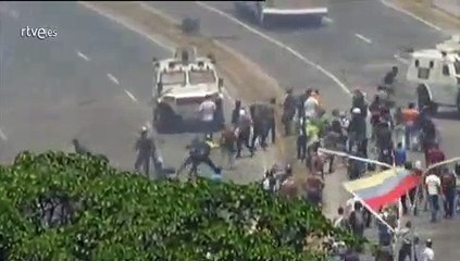Tanque del chavismo arrolla a manifestantes en Caracas (Venezuela)