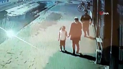 Küçük kızının yanında kapkaça uğrayan neye uğradığını şaşırdı... O anlar kameraya böyle yansıdı