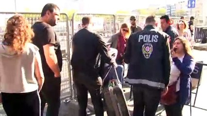 Trafiğe kapanan yollar nedeniyle turistler otellerine yürümek zorunda kaldı