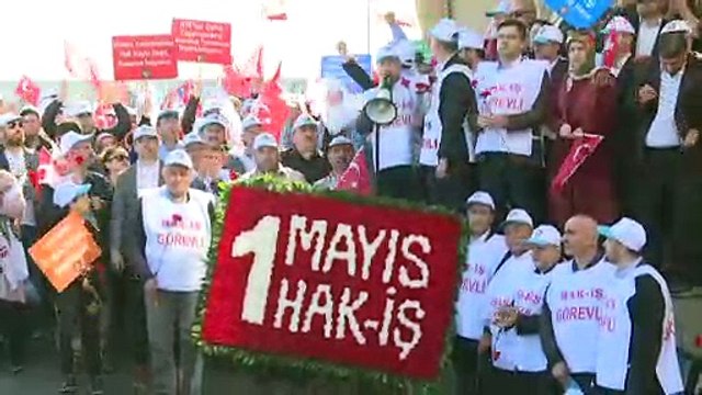 HAK-İŞ üyeleri Kazancı Yokuşu'na karanfil, Taksim Cumhuriyet Anıtı'na ise çelenk bıraktılar (1) - İSTANBUL