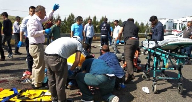 Son dakika! 1 Mayıs Kutlaması Yolunda İşçileri Taşıyan Otobüs Devrildi! Ölü ve Yaralılar Var