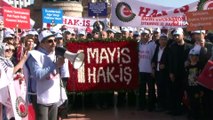 HAK- İŞ sendikası Taksim'deki Cumhuriyet Anıtı'na çelenk bıraktı