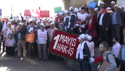 Hak-İş Üyeleri Taksim'deki Cumhuriyet Anıtı'na Çelenk Bıraktı