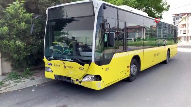 Sultanbeyli’de halk otobüsü polis aracına çarptı: 2 polis yaralı