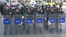 Türk-İş Üyeleri Kazancı Yokuşu'na Karanfil, Taksim Cumhuriyet Anıtı'na İse Çelenk Bıraktılar