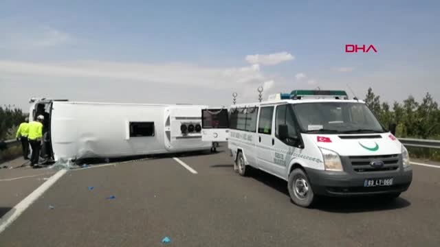 Şanlıurfa 1 Mayıs Kutlamasına Giden Sağlıkçıları Taşıyan Midibüs Devrildi-2