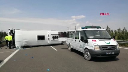 Şanlıurfa 1 Mayıs Kutlamasına Giden Sağlıkçıları Taşıyan Midibüs Devrildi-2