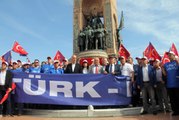Türk-İş Üyeleri Taksim Cumhuriyet Anıtı'na Çelenk Bıraktı