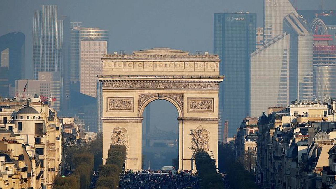 May Day protests turn violent in Paris