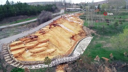 Sıcak termal bölgeden oluşan, Altın renginden travertenler havadan görüntülendi