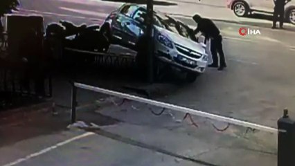 Otomobil askıda kaldı, o anlar kameraya böyle yansıdı