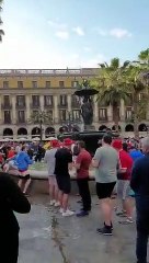 Hinchas del Liverpool tiran a la fuente a un turista