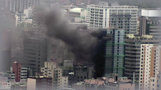 울산 신축 건물 공사장에서 불...8명 구조 / YTN