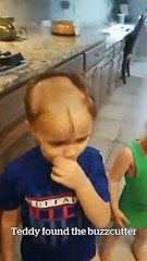 Quand tu joues avec le rasoir de papa