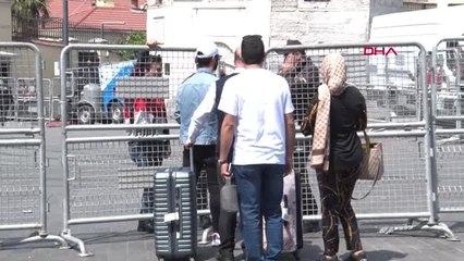 Taksim'de Turistler Bavullarıyla Yürüdü
