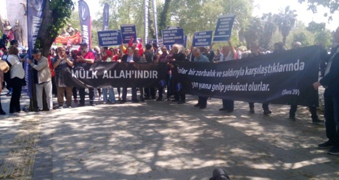 Cenaze Namazı Kılıp Alana Giren Antikapitalist Müslümanlar: Allah, Ekmek, Özgürlük