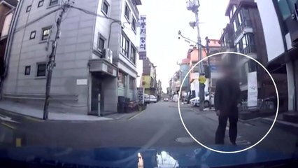 사이드미러에 슬쩍..."파스값 달라"던 50대 구속 / YTN